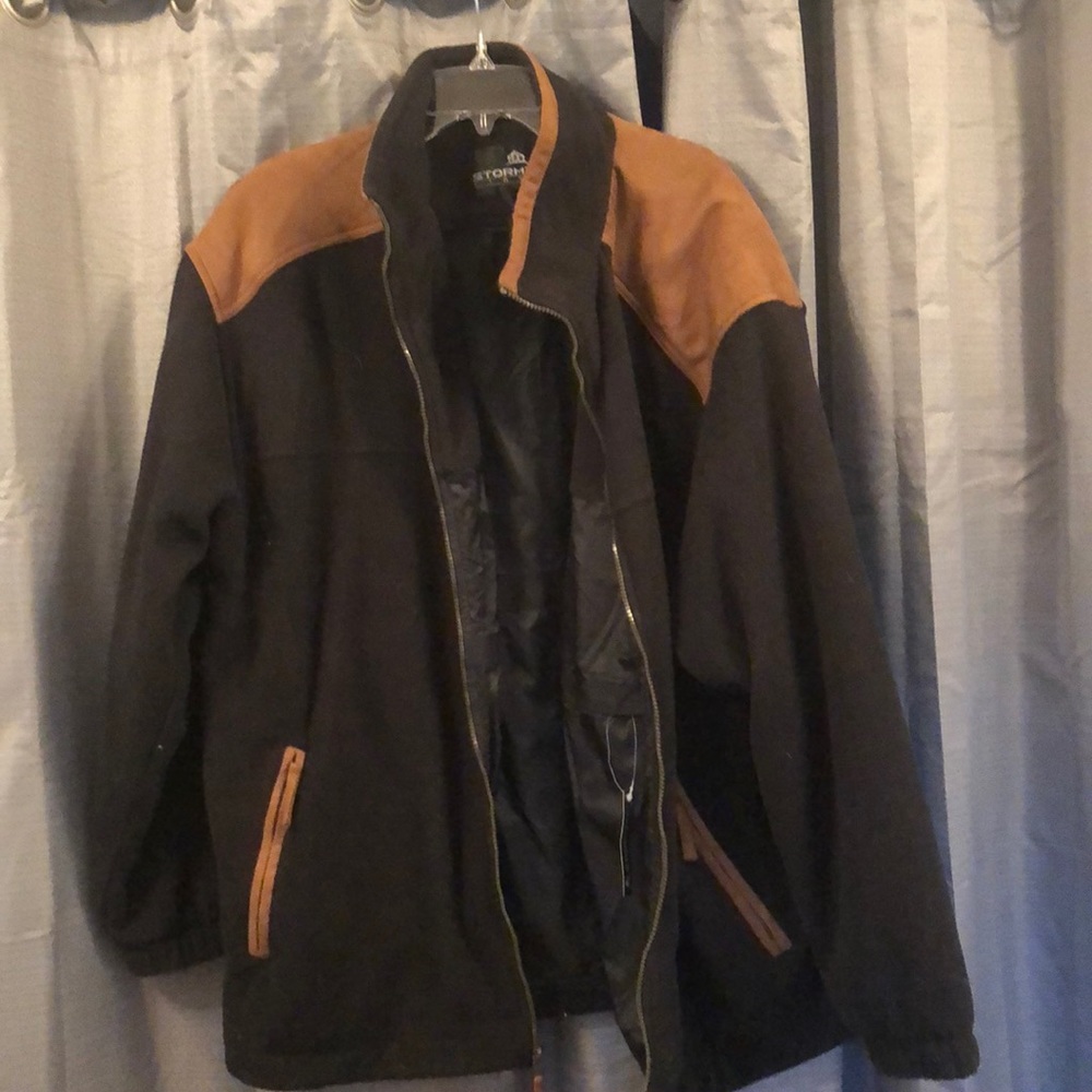 Men’s fleece coat with suede accents